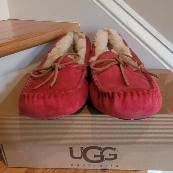 Women's UGG Red Slippers with Fuzzy Inside - Picture 5 of 5
